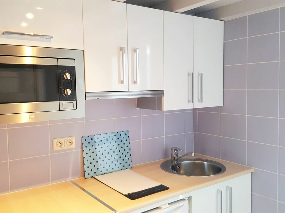 Cabinetry, Kitchen Sink, Sink, Countertop, Property, Furniture, Tap, Kitchen Stove, Kitchen Appliance, Gas Stove