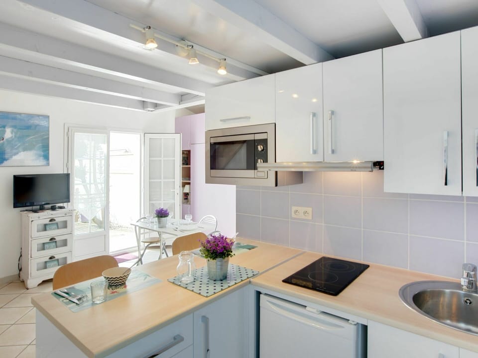 Cabinetry, Kitchen Sink, Countertop, Sink, Property, Furniture, White, Kitchen Stove, Kitchen Appliance, Kitchen