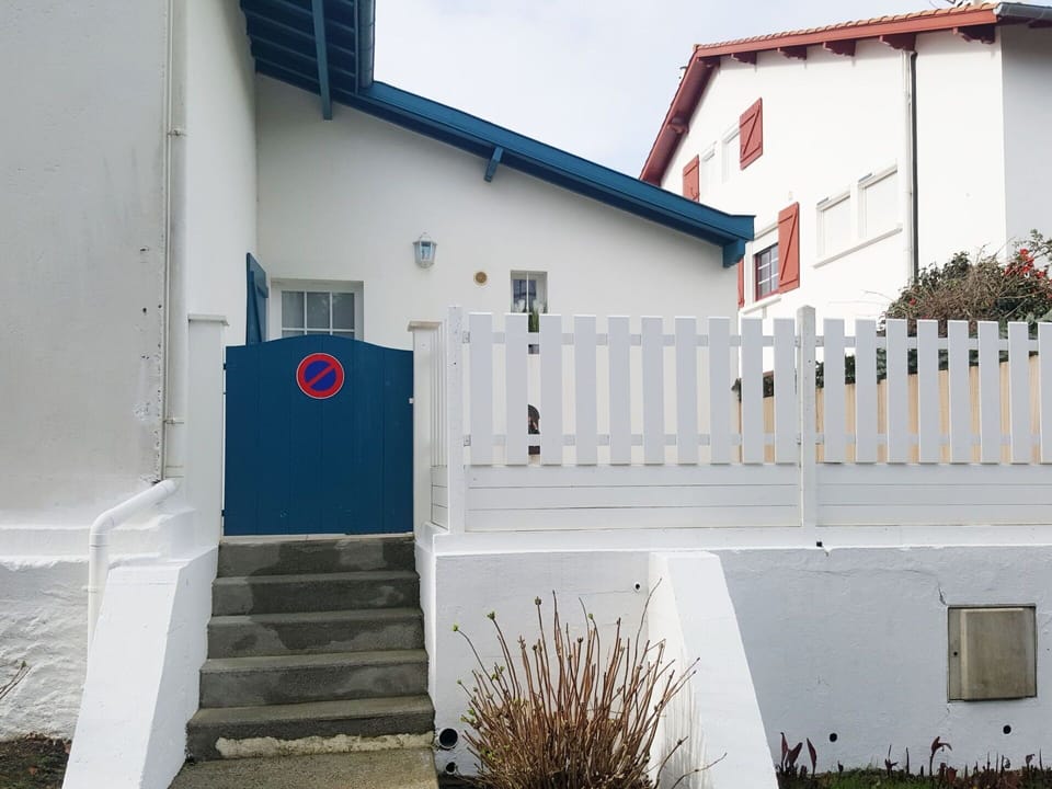 Plant, Building, Wood, Stairs, Sky, Window, Facade, Fence, House, Siding