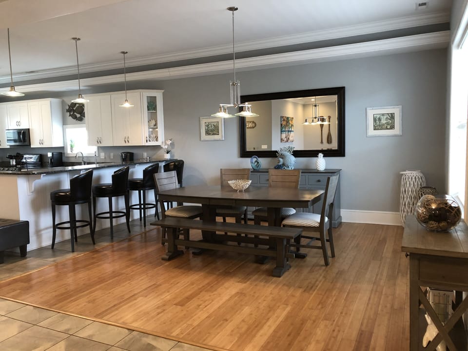 Dining area and Breakfast Bar