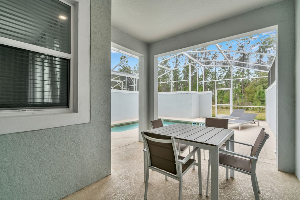 Magnificent outdoor dining area of the Townhouse in Kissimmee Florida - For al fresco meals and relaxed gatherings - Stunning Pool Views
