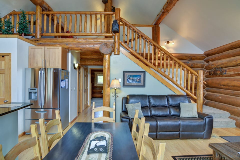 Alternate view of the living room. 