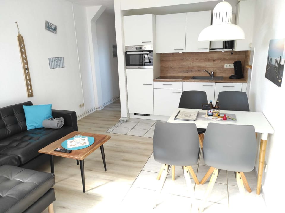The living/diningroom with kitchen