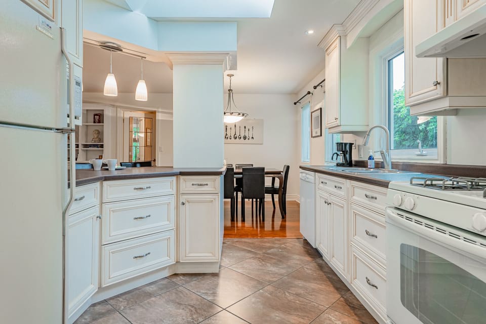 Full kitchen with plates, cups, utensils, cook ware provided - Five Point Cottage - Niagara-on-the-L