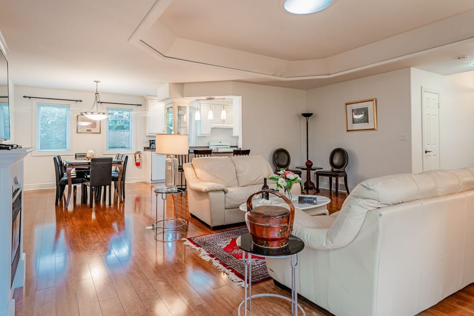 Living room with access to back deck - Five Point Cottage - Niagara-on-the-Lake