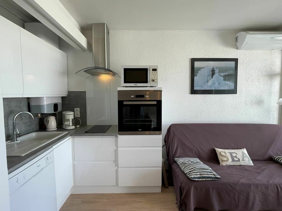 Cabinetry, Property, Furniture, Countertop, Picture Frame, Building, Kitchen Sink, Sink, Comfort, Wood