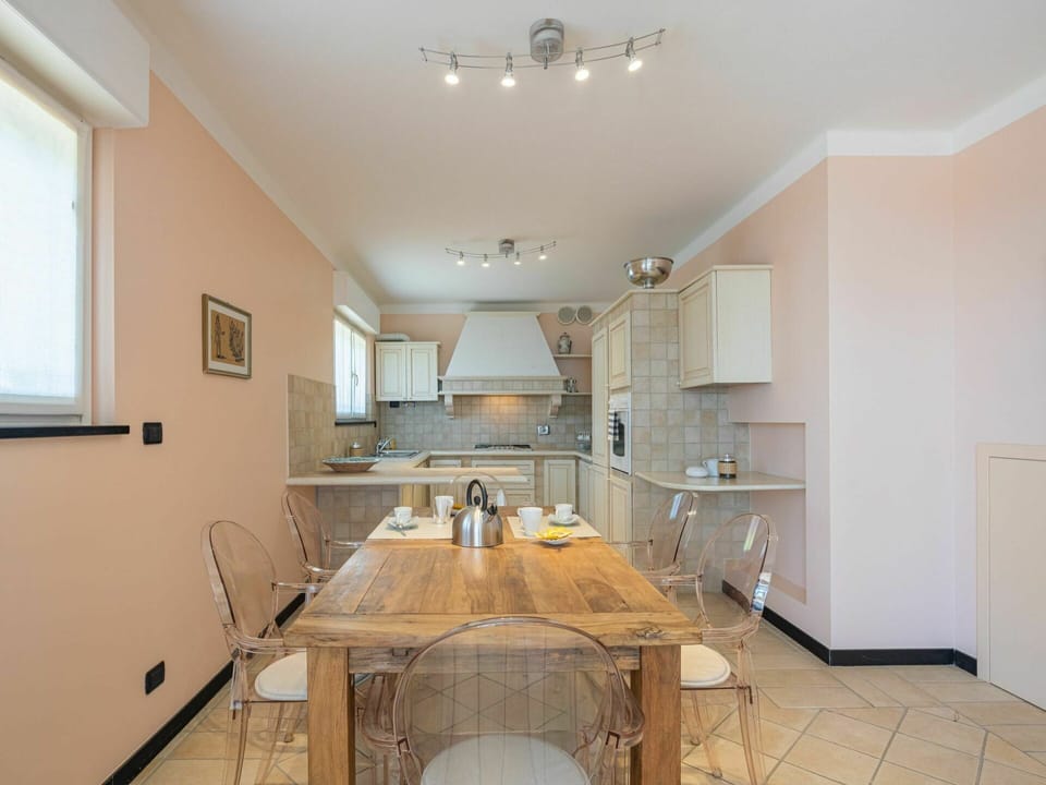 Room, Property, Floor, Furniture, Interior Design, Building, Wood Flooring, Bathroom, House, Countertop