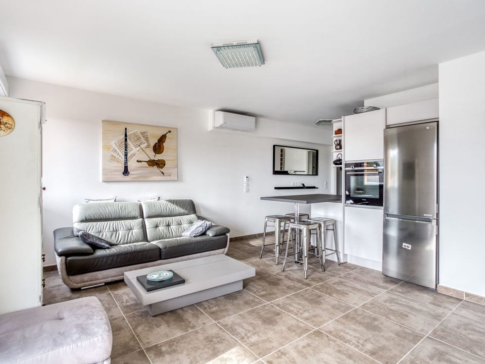 Property, Room, Furniture, Interior Design, Building, Floor, Living Room, House, Real Estate, Ceiling