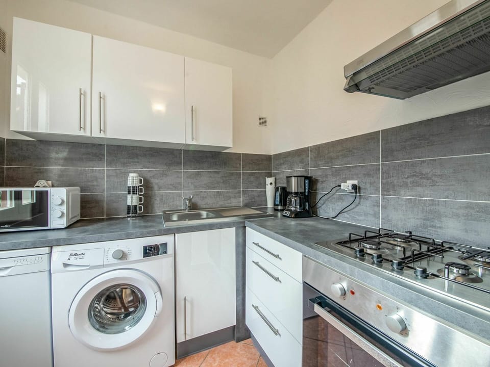 Cabinetry, Tap, Kitchen Sink, Countertop, Property, Sink, Kitchen Stove, Plumbing Fixture, Kitchen, Interior Design