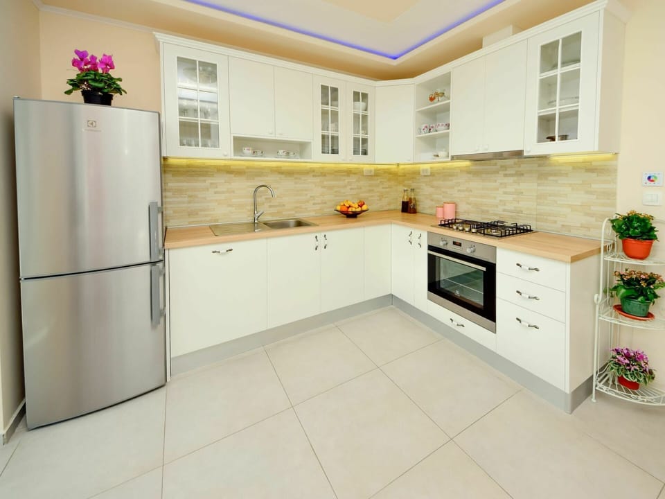 Countertop, Cabinetry, Building, Property, Kitchen Appliance, Kitchen Stove, Kitchen, Home Appliance, Tap, Kitchen Sink