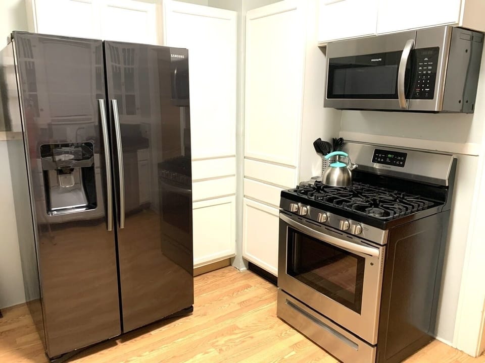 Full size fridge/ice in door, gas range