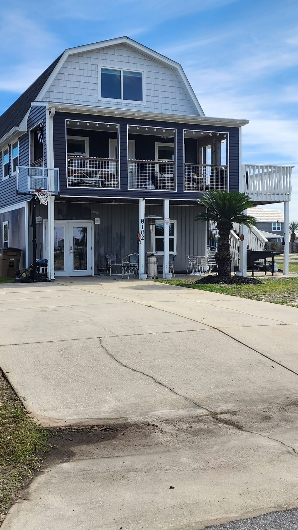 Full view of house and parking.
Owner occupies the 2nd and 3rd floor.