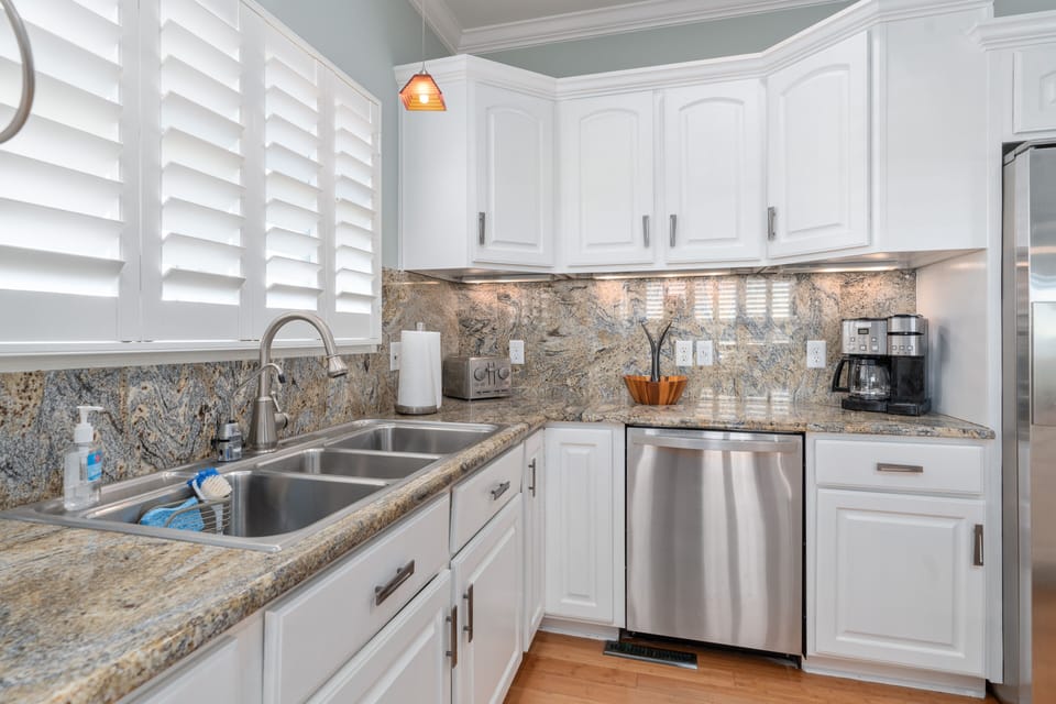 Kitchen with coffee maker (single or pot)