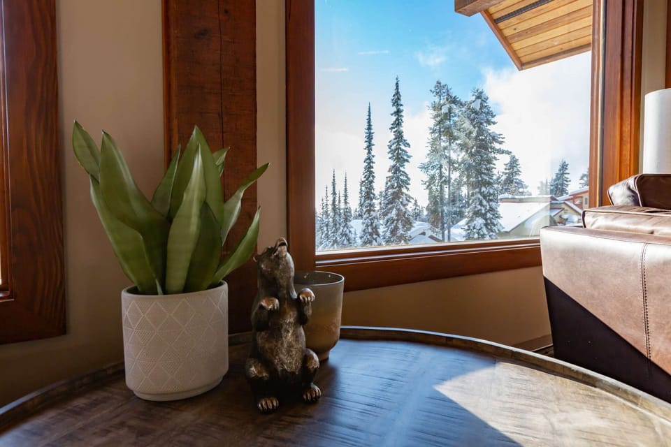 Tastefully decorated and great views.