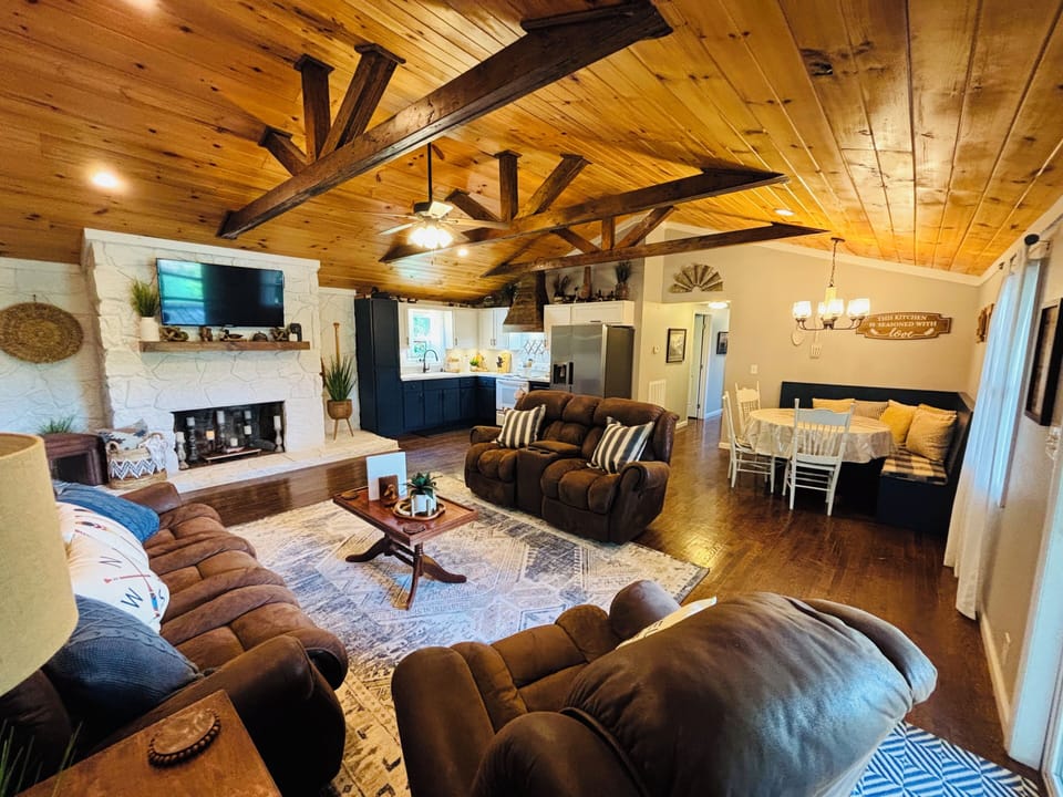 Full view of living room, kitchen and eating nook!