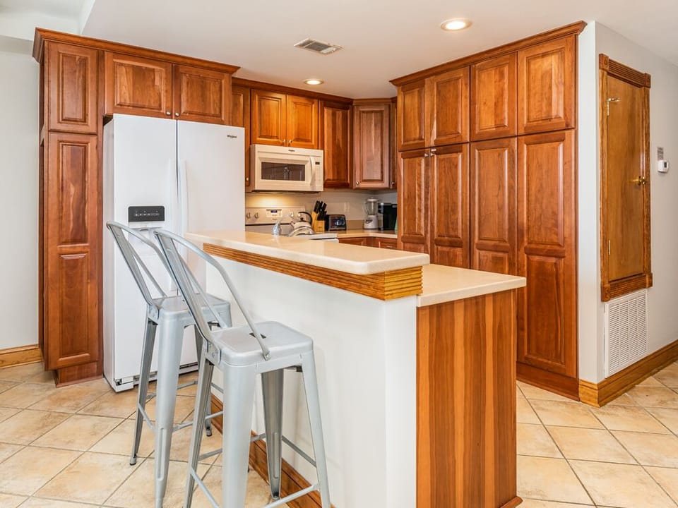 Kitchen w. Breakfast Bar