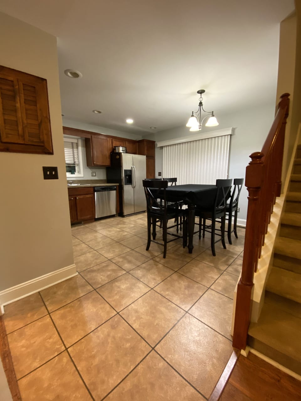 Dining Table & Full Kitchen 