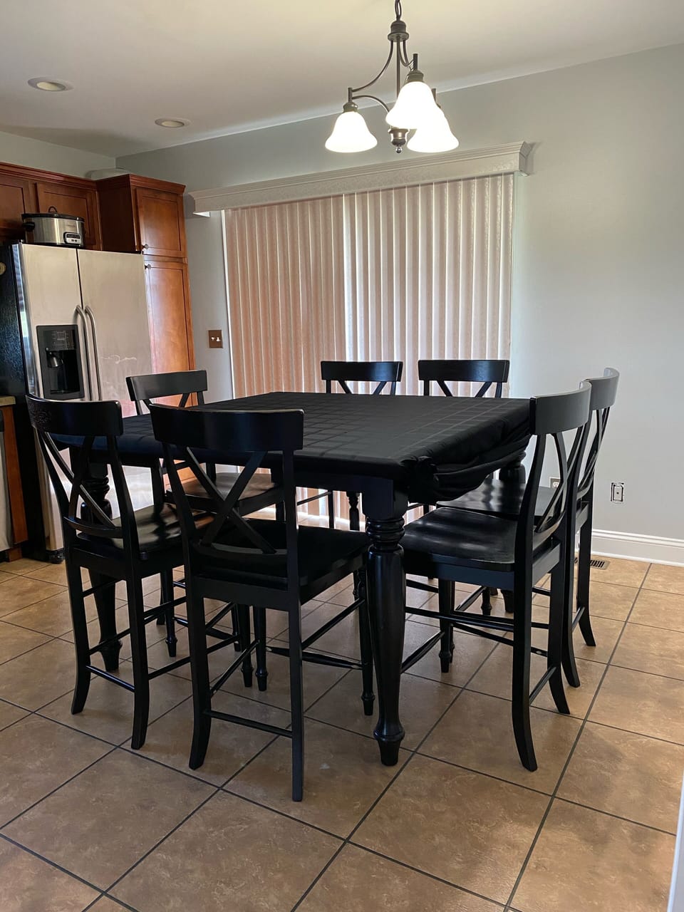 Dining table & full kitchen 