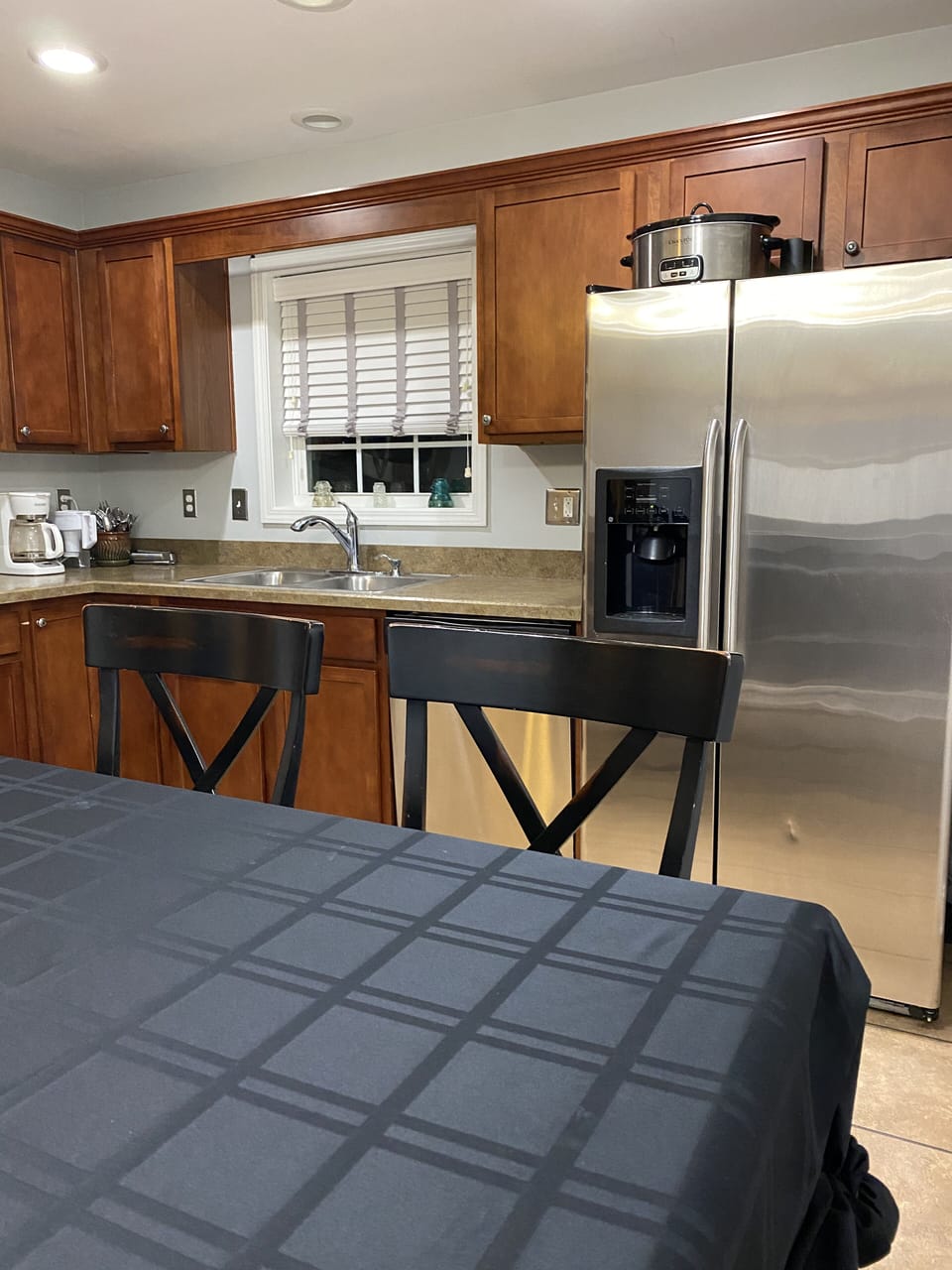 Dining Table & Full Kitchen 