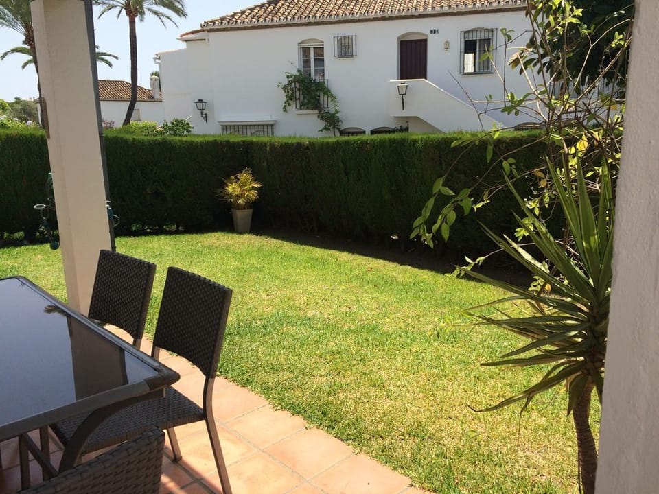 Garden with 4 sun loungers & table with 6 chairs.