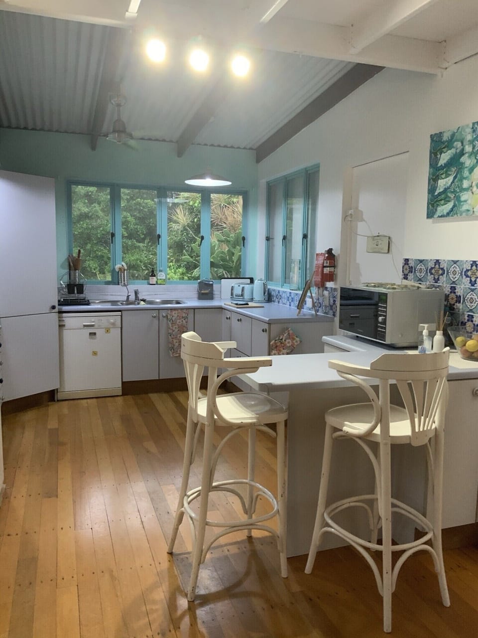 Breakfast bar and kitchen 