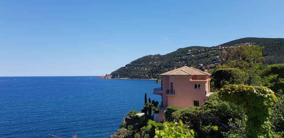 We recommend Théoule sur mer for the best beaches. 50 minutes drive away