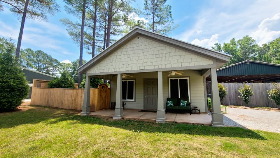 Front entrance view of the Magnolia. Pet-friendly. Gated area for pets.