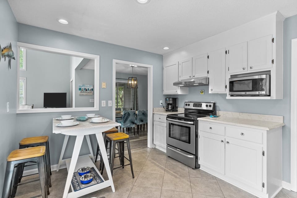 Kitchen with eat-in breakfast area