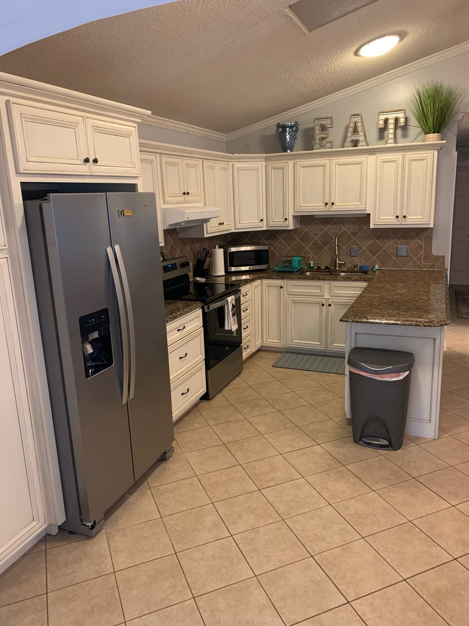 Gorgeous kitchen with brand new appliances!