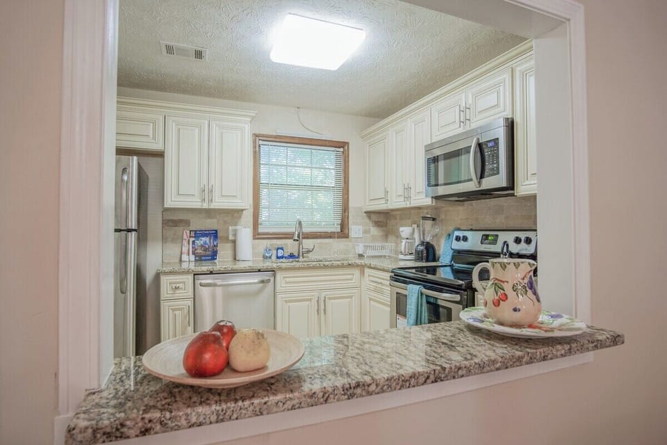 Kitchen to dining access