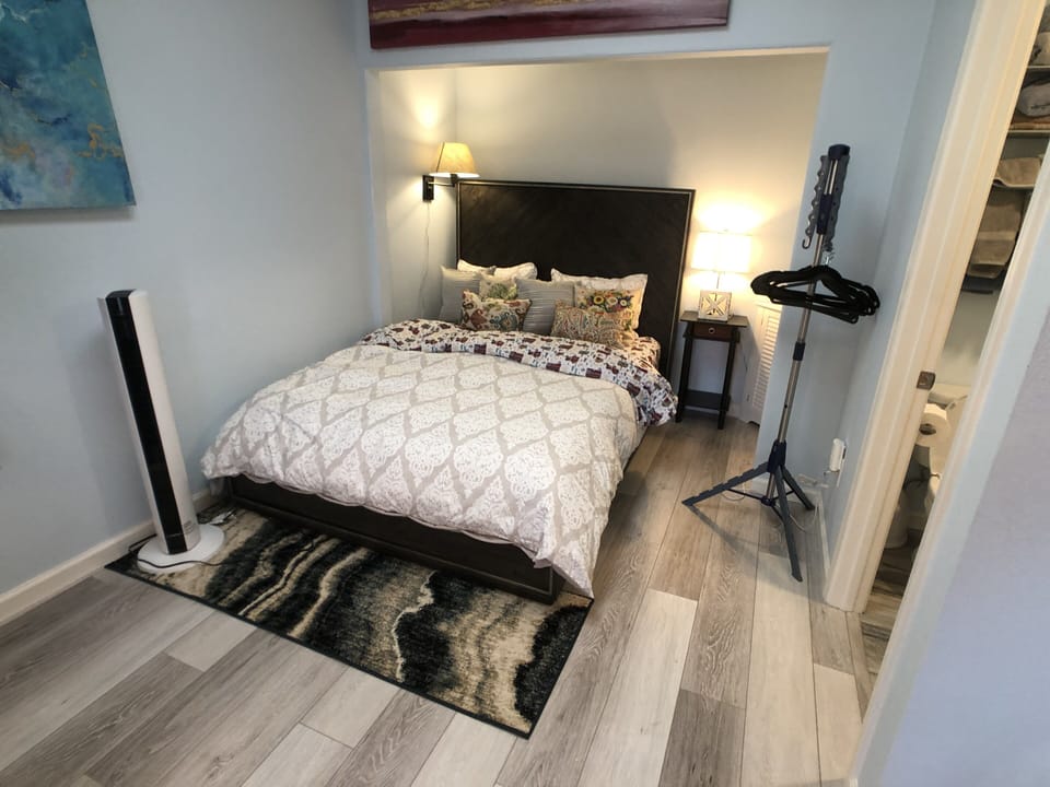 main area queen bed