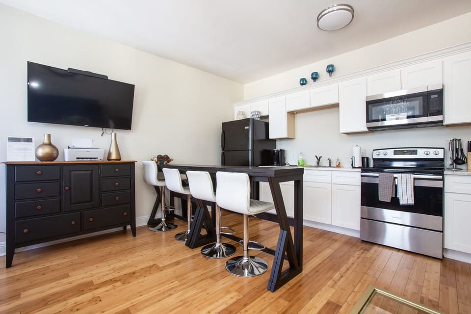 Kitchen & Eating Area 