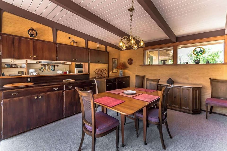 The dining area comfortably seats 5 guests