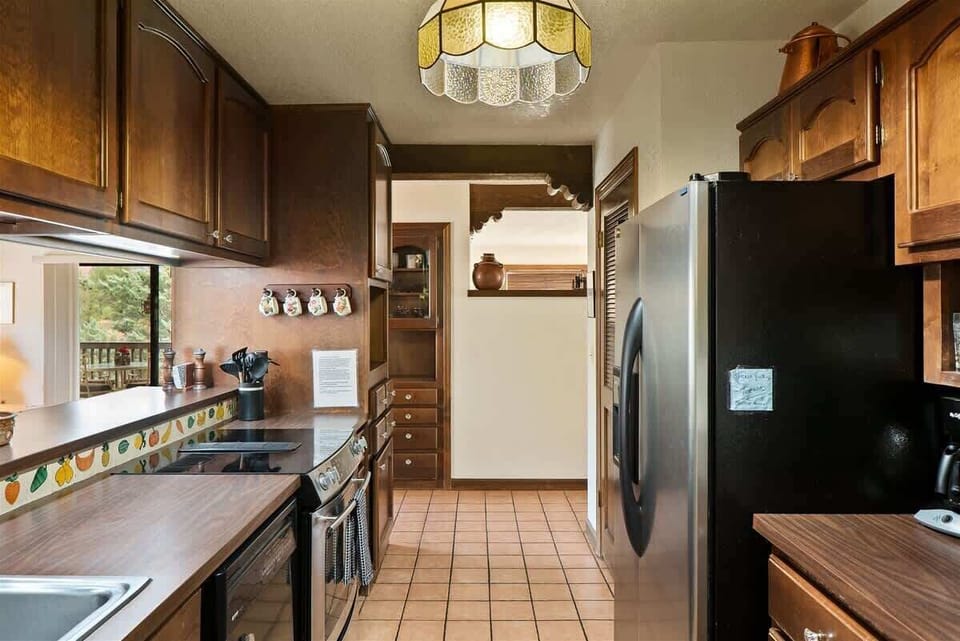 And features modern stainless steel appliances
