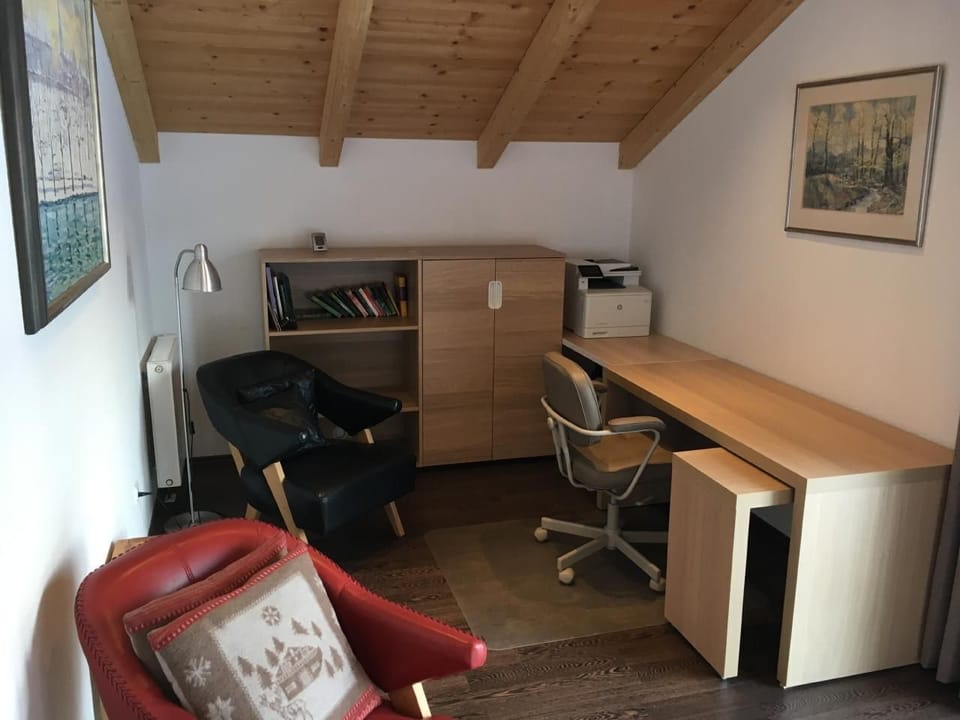 Sometimes you have to do "home office" during the holidays. Everything is set up for this in the gallery.