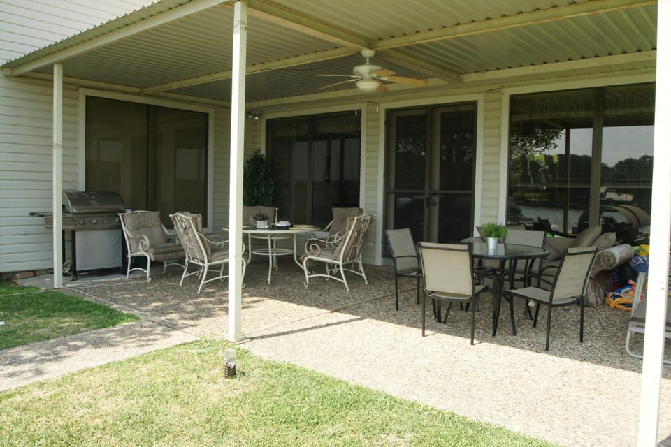 Covered patio, seating for 10, propane gas barbecue