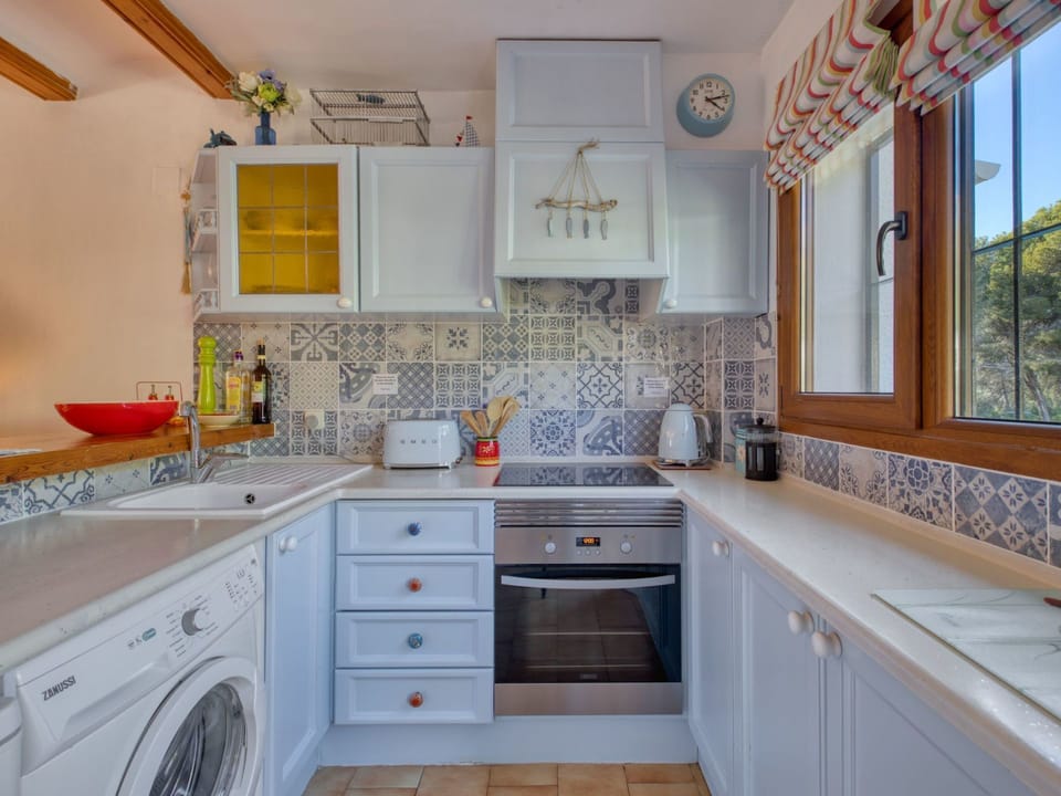 Property, Countertop, Room, Furniture, Kitchen, Cabinetry, Sink, Interior Design, Tile, Building
