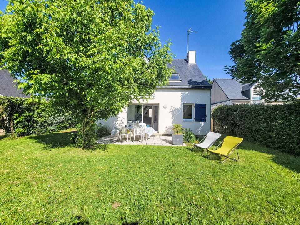 Plant, Sky, Property, Window, Building, Tree, Natural Landscape, Land Lot, House, Grass