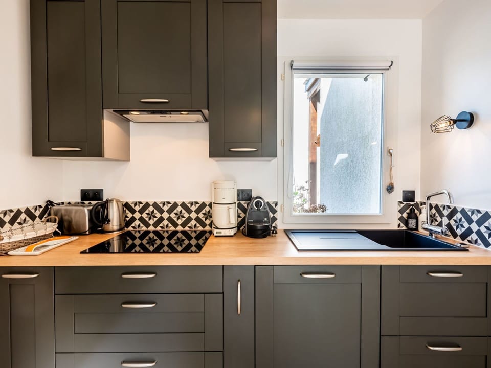 Countertop, Cabinetry, Kitchen, Room, Furniture, Property, Interior Design, Sink, Tile, Drawer