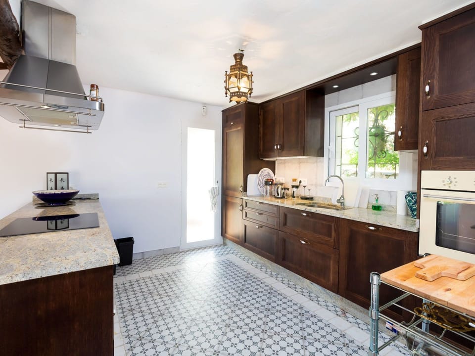 Countertop, Room, Property, Furniture, Kitchen, Cabinetry, Interior Design, Building, Floor, Real Estate