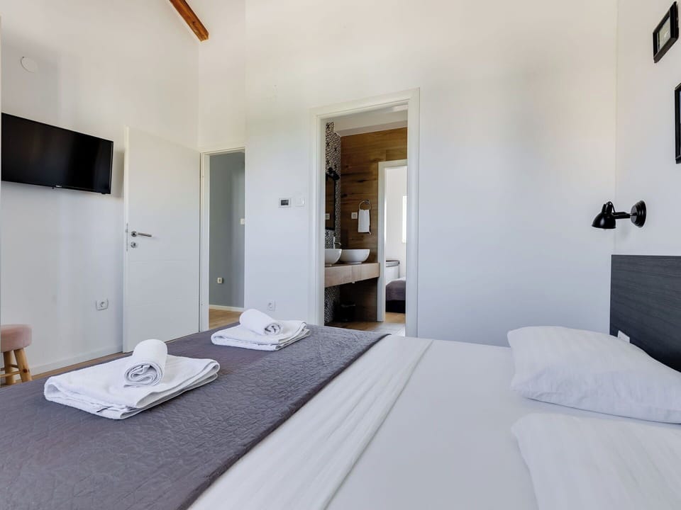 Bedroom, Bed, Bedding, Bed Frame, Pillow, Bed Sheet, Throw Pillow, Mattress, Hotel