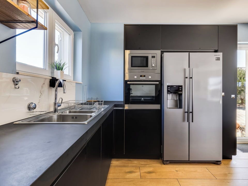 Kitchen Appliance, Kitchen, Countertop, Major Appliance, Cabinetry, Home Appliance, Interior Design, Furniture, Flooring, Wood