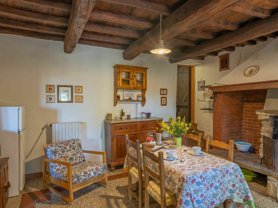 Furniture, Property, Table, Plant, Picture Frame, Wood, Building, Interior Design, House, Living Room