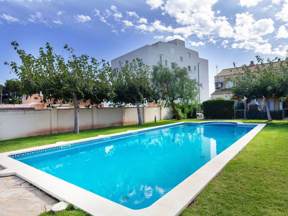 Swimming Pool, Property, Leisure, Real Estate, Grass, Building, House, Residential Area, Sky, Architecture