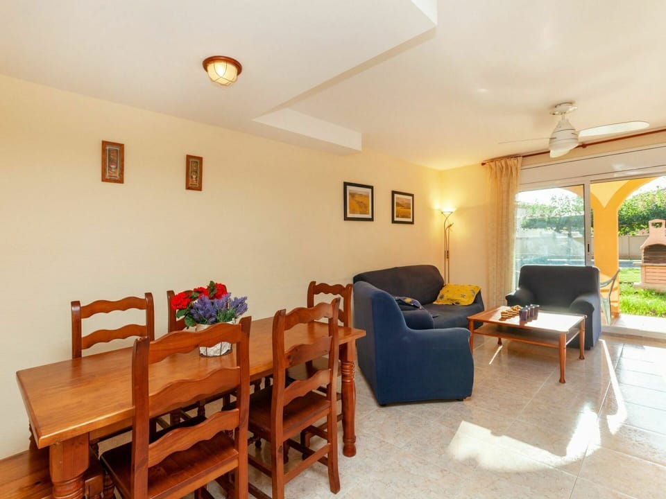 Room, Property, Building, Furniture, Real Estate, House, Interior Design, Floor, Table, Ceiling