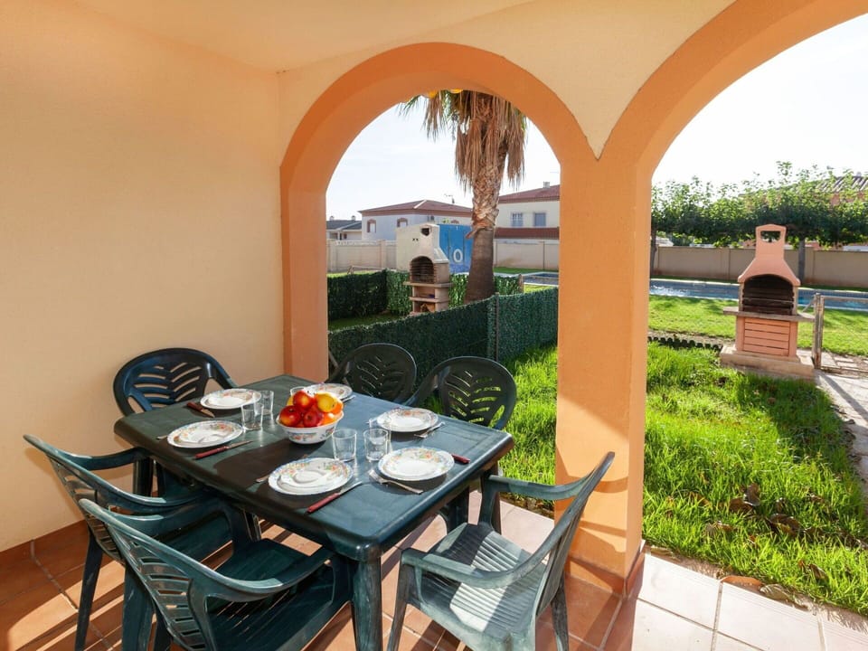 Property, Building, Real Estate, Room, House, Villa, Table, Hacienda, Resort, Furniture