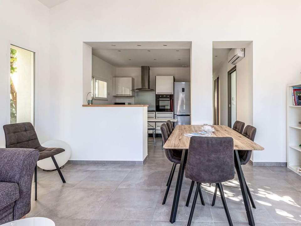 Room, Furniture, Property, Interior Design, Table, Floor, Building, House, Dining Room, Chair