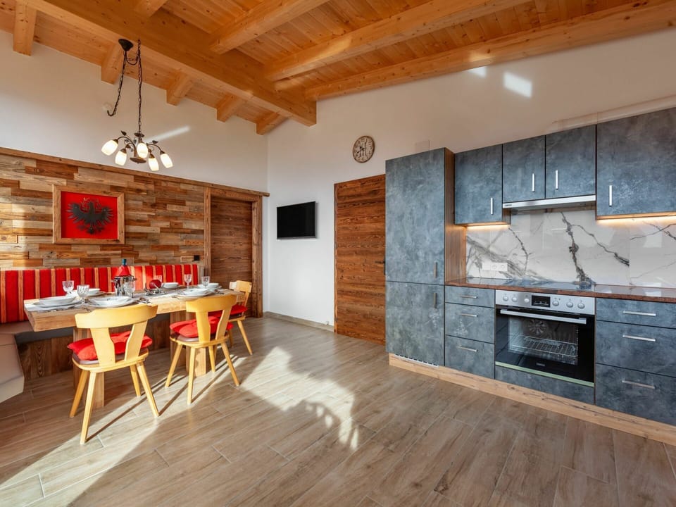 Room, Property, Furniture, Building, Interior Design, Countertop, Wood Flooring, Floor, House, Hardwood