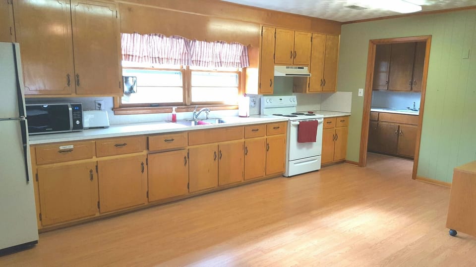 Kitchen w/new stove.