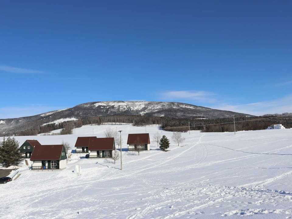 Sky, Cloud, Snow, Mountain, Slope, Building, Tree, Plant, House, Terrain